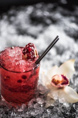 Kokteyl cam buz ile koyu arka plan üzerine Narlı