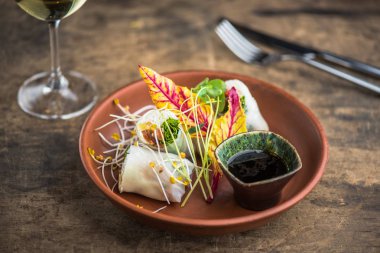 Plaka üzerinde soya sos ile lahanası ile süslenmiş böreği