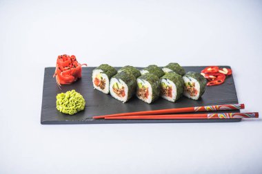 Japon suşi roll kayrak beyaz arka plan üzerinde yılları arasında görev yapmıştır