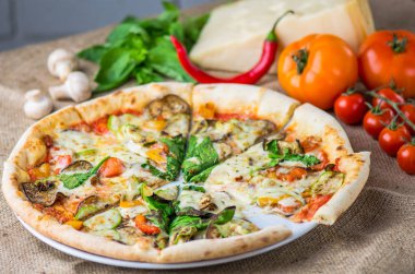 Mantar, fesleğen ve çul domatese İtalyan pizza