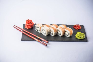 Japon suşi rulo ile kayrak beyaz zemin üzerine alınarak karides