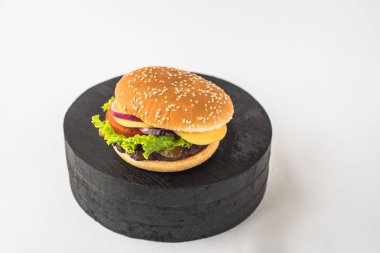 Burger. Beyaz arka plan üzerinde hamburger yakın çekim 