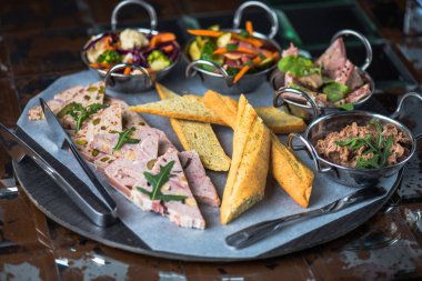 Tepsi farklı atıştırmalıklar ve ekmek parçaları