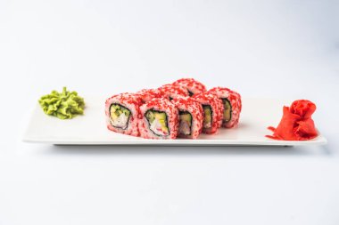 Japon suşi roll kayrak beyaz arka plan üzerinde yılları arasında görev yapmıştır