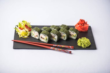 Japon suşi roll kayrak beyaz arka plan üzerinde yılları arasında görev yapmıştır