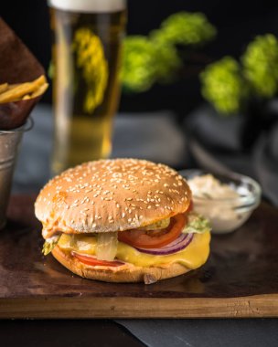 Lezzetli burger ahşap tahta üzerinde patates kızartması ile