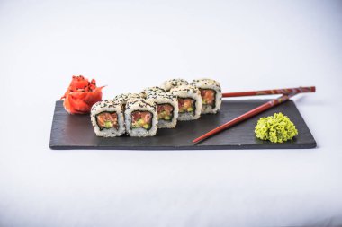Japon california roll kayrak beyaz arka plan üzerinde yılları arasında görev yapmıştır