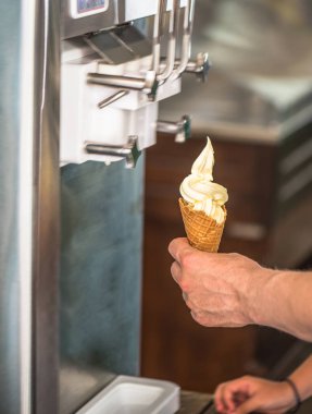 insan elleri makinesi ile waffle koni dondurma koyarak