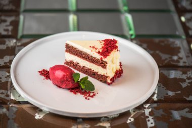 Berry dondurma ile beyaz tabakta Kremalı çikolatalı kek parçası