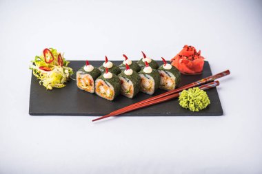 Japon suşi roll kayrak beyaz arka plan üzerinde yılları arasında görev yapmıştır