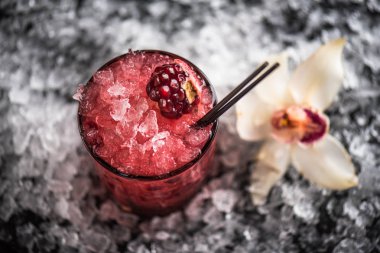 Kokteyl cam buz ile koyu arka plan üzerine Narlı