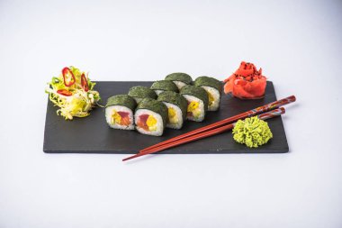 Japon suşi roll kayrak beyaz arka plan üzerinde yılları arasında görev yapmıştır