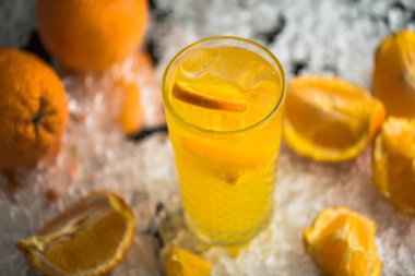 Turuncu içmek kokteyl bardak buz içinde servis