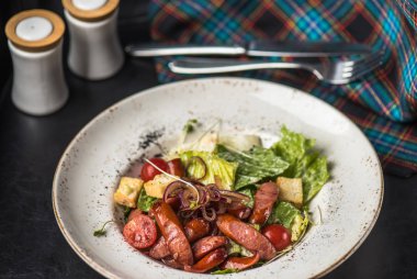 Tabak çatal bıçak takımı tablo içinde Kızarmış sosis salata