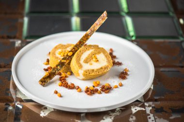 Restoranda beyaz tabakta servis tatlı pasta tatlı