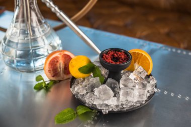 Metal yüzeyde meyve, buz ve tütün ile geleneksel Arap nargile