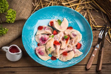 Mavi tabakta çilek ve reçel ile tatlı köfte