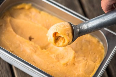 şeftalili dondurma kaşık kap içinde topu