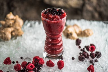 Kokteyl cam buz üzerinde yaban mersini taze ahududu, böğürtlen ile