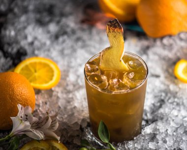 Zencefil dilim buz üzerinde üst turuncu kokteyl süslenmiş