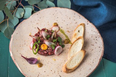 Ahşap masa ekmek ile tepside servis et tartar