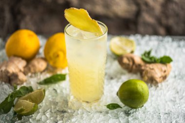 Narenciye kokteyl cam buz üzerinde üstte zencefil dilim