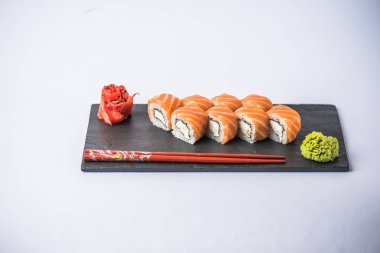 Kayrak beyaz zemin üzerine alınarak Japon philadelphia suşi roll