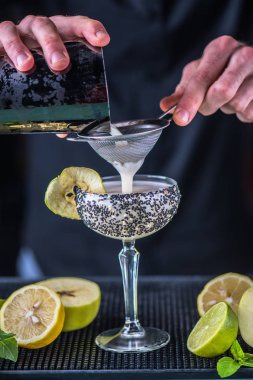 Barmen dökme alkol cam counter bar kokteyl closeup