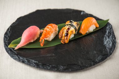 Japon suşi roll kayrak beyaz arka plan üzerinde yılları arasında görev yapmıştır