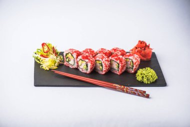 Japon suşi roll kayrak beyaz arka plan üzerinde yılları arasında görev yapmıştır