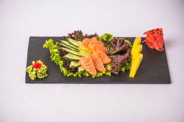 Beyaz arka plan üzerinde tabakta servis sebze ile taze somon balığı