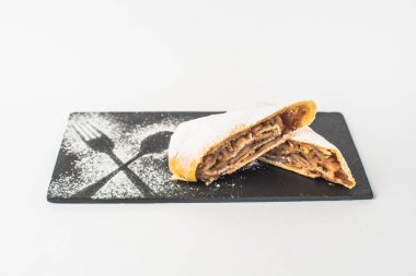 Beyaz arka plan üzerinde kayrak servis ev yapımı elma strudel kek