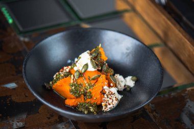 Kabak tohumu ve siyah kase krem peynir ile