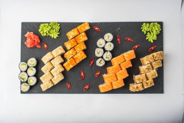 Kayrak beyaz zemin üzerine alınarak Japon sushi seti