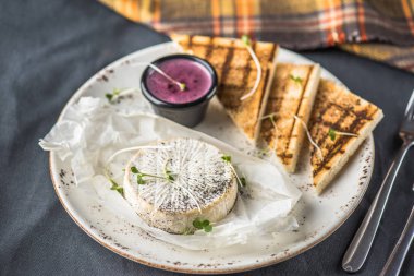 Camembert peyniri ızgara tost ve dip plaka üzerinde