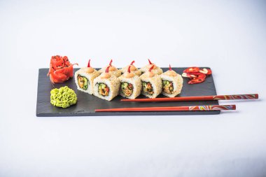 Japon suşi roll kayrak beyaz arka plan üzerinde yılları arasında görev yapmıştır