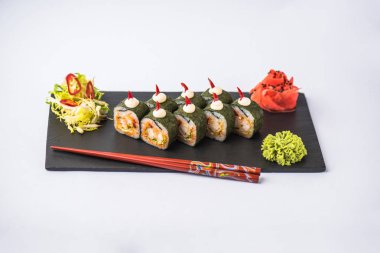 Japon suşi roll kayrak beyaz arka plan üzerinde yılları arasında görev yapmıştır