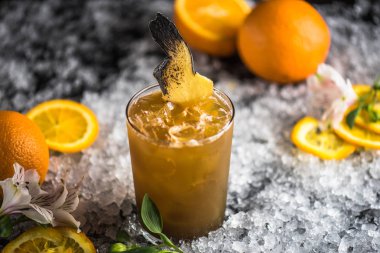 Zencefil dilim buz üzerinde üst turuncu kokteyl süslenmiş