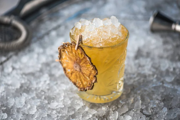 Cóctel Vidrio Decorado Con Naranja Seca Sobre Hielo Estrellado — Foto de Stock