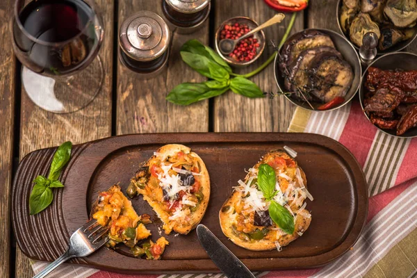 Välsmakande Bruschetta Bricka Träbord — Stockfoto