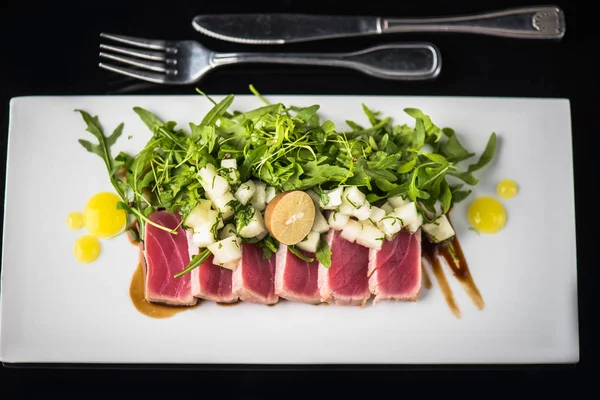 Sebze salatası beyaz tepside servis ile ton balığı taze dilimlenmiş