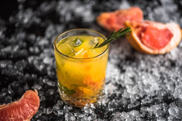 Cocktail Vidro Com Toranja Alecrim Fundo Escuro Com Gelo — Fotografia de Stock