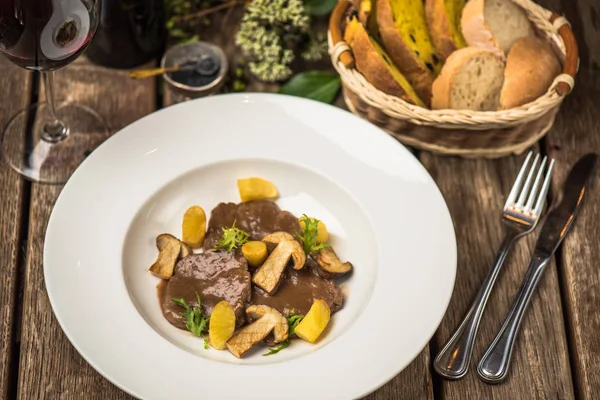 Mantar sos ve patates beyaz tabakta demlenmiş sığır eti