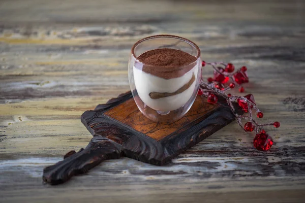 Postre Chocolate Crema Vidrio Sobre Tabla Decorativa Sobre Mesa Madera — Foto de Stock