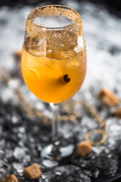 Cocktail Com Canela Vidro Sobre Fundo Escuro Com Gelo — Fotografia de Stock