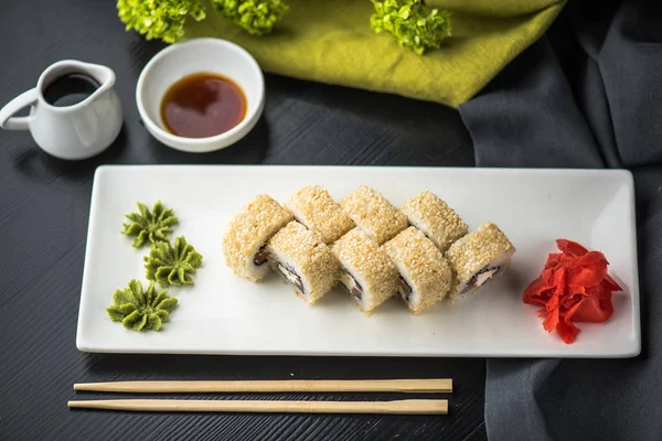 Japon mutfağı - suşi ile deniz ürünleri beyaz tabakta. Balık yakın çekim ile rulo 