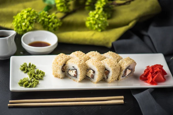 Japon mutfağı - suşi ile deniz ürünleri beyaz tabakta. Balık yakın çekim ile rulo 