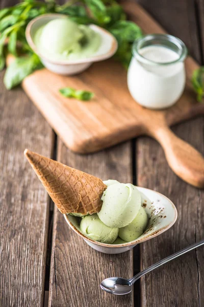 Yeşil dondurma topları ile gözleme koni kase ahşap tablo