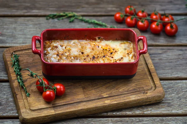 Homemade Gebakken Lasagne Pan Houten Tafel Met Verse Tomaten — Stockfoto