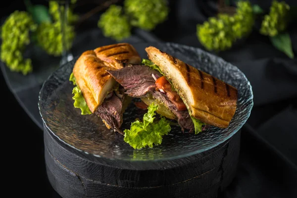 Sandwich Frito Con Pato Verduras Servido Plato Sobre Fondo Oscuro —  Fotos de Stock